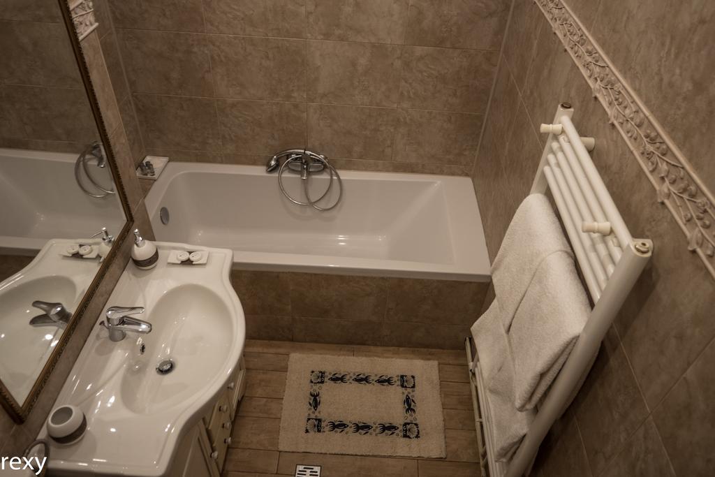 Chic Apartment Брашов Екстериор снимка