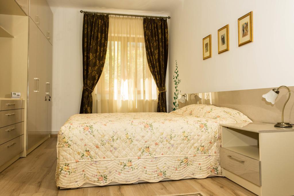 Chic Apartment Брашов Екстериор снимка